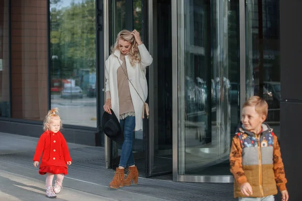 Madre Con Dos Hijos Entrada Edificio Oficinas Hotel Vidrio Acero —  Fotos de Stock