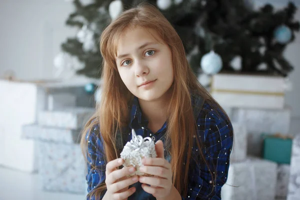 Tinédzser Lány Egy Karácsonyfa Mellett Egy Ajándékdobozzal Kezében Újév Kellemes — Stock Fotó