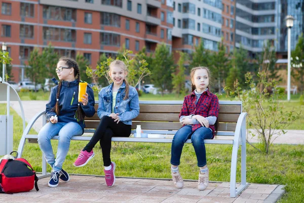 Tieners Eten Een Bankje Een Stadspark Gezond Eten Lunchbox Mensen — Stockfoto