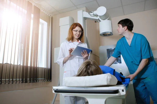 Verpleegster Arts Radioloog Nemen Een Röntgenfoto Van Patiënt Het Apparaat — Stockfoto