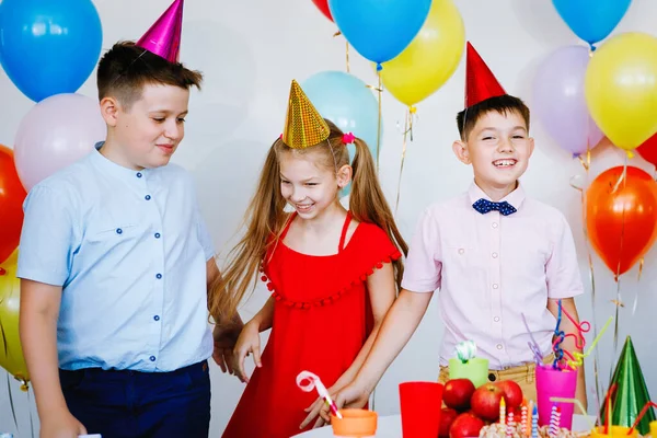 Дети Праздновании Дня Рождения Мячами Кепками Сладостями Смехом — стоковое фото