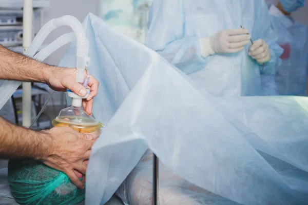 Anästhesist Setzt Einem Patienten Vor Der Operation Eine Maske Zur — Stockfoto