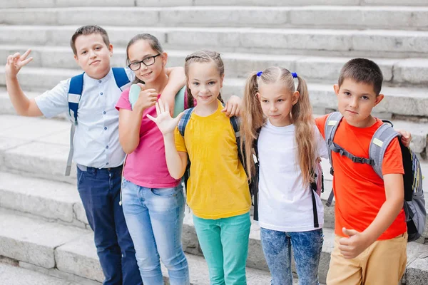 Crianças Adolescentes Roupas Coloridas Com Mochilas Estão Subindo Escadas Para — Fotografia de Stock
