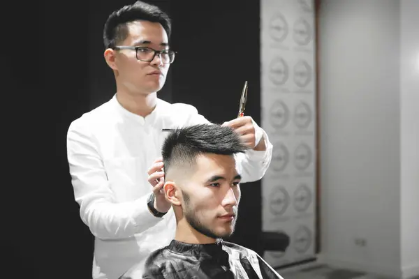 Young Guy Hairdresser Cuts Hair Scissors Man Beauty Salon — Stock Photo, Image