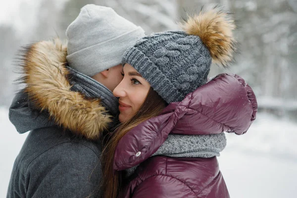 Pareja Cariñosa Besándose Parque Invierno Aire Libre Ropa Abrigada Sombreros — Foto de Stock