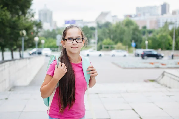 Teenager Schülerin Rosa Shirt Mit Brille Rucksack Und Langen Haaren — Stockfoto