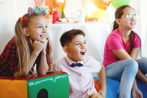 Kinderen Met Caps Kijken Enthousiast Naar Feestdagen Hun Verjaardag — Stockfoto