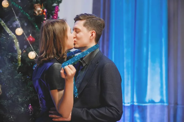 Homme Une Femme Embrassent Félicitent Près Arbre Noël Décoré — Photo