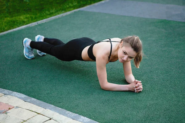 Fitness Stand Ginnico Donna Erba Verde Artificiale Nel Parco Cittadino — Foto Stock