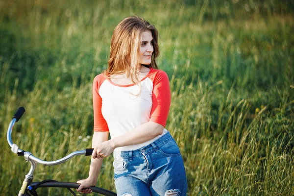 Frau Fährt Mit Fahrrad Auf Einem Feldweg Stadtpark Lange Haare — Stockfoto