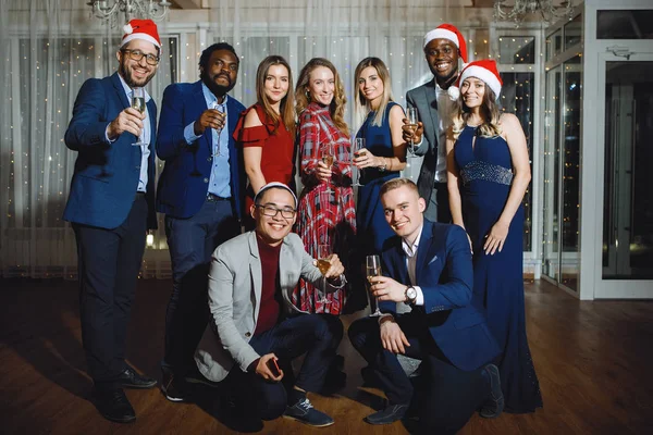 Grupo Pessoas Multiétnicas Estão Com Copos Champanhe Umas Férias Bonés — Fotografia de Stock