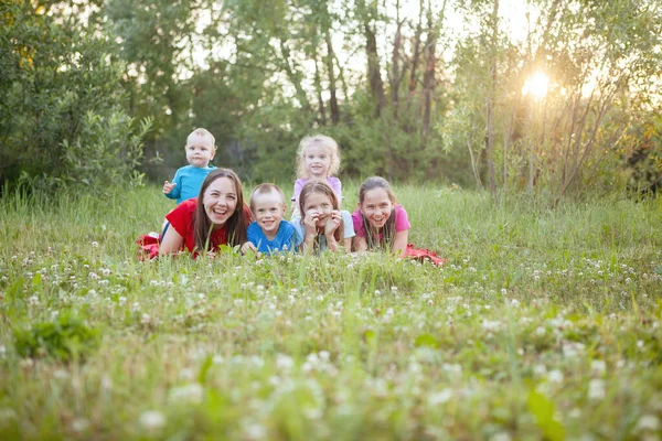 Groep Tieners Hebben Plezier Liggend Het Gras — Stockfoto