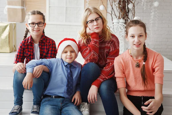 Vier Tieners Feestelijke Kleding Voor Kerstmis Een Studio Interieur — Stockfoto