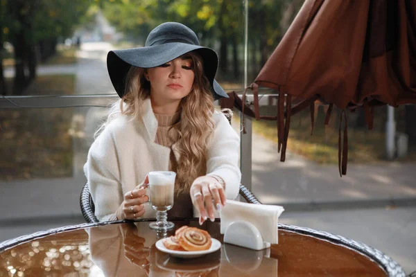 Portrait Une Dame Blonde Coiffée Chapeau Noir Une Table Dans — Photo