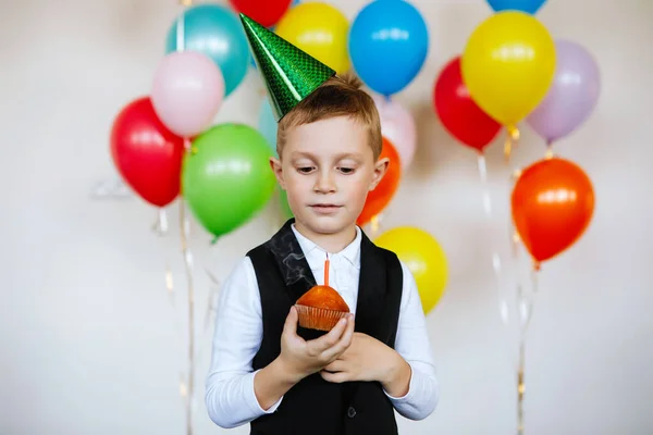 Pojke Mössa Blåser Ett Födelsedagsljus Tårta — Stockfoto