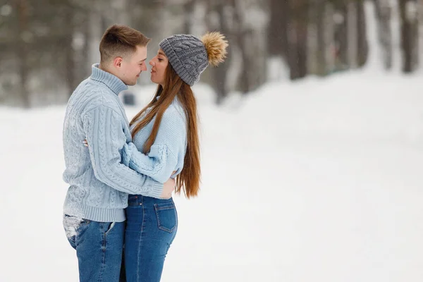 Liefdevol Koppel Knuffelend Een Winterpark Buiten Warme Kleding Gebreide Mutsen — Stockfoto