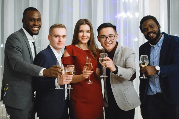 Grupo Pessoas Multiétnicas Ficar Com Copos Vinho Suas Mãos Feriado — Fotografia de Stock