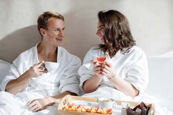 Dois Amantes Homem Mulher Com Uma Bandeja Comida Cama Casal — Fotografia de Stock