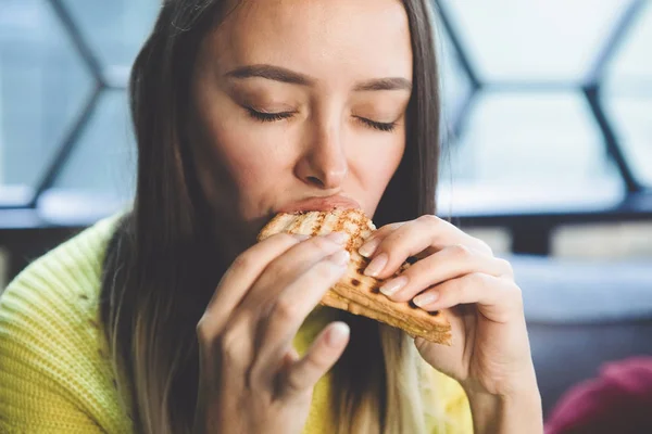 Mujer Come Bocadillo Café Cierre — Foto de Stock