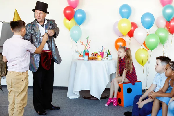 Una Festa Bambini Mago Illusionista Mostra Trucchi Gruppo Bambini Berretti — Foto Stock