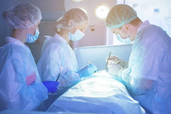 Tres Cirujanos Durante Cirugía Abdominal Uniformes Azules Guantes Látex Instrumentos —  Fotos de Stock