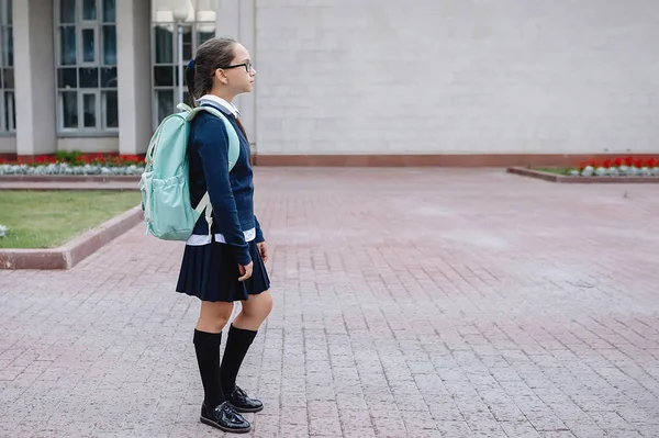 Menina Adolescente Uniforme Escolar Com Uma Mochila — Fotografia de Stock