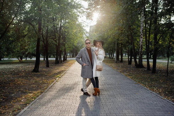 Una Coppia Amorevole Che Abbraccia Vicolo Pavimentale Del Parco Lui — Foto Stock