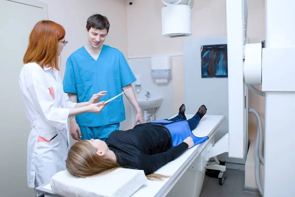 Vrouwelijke Mannelijke Radiologen Onderzoeken Röntgenfoto Van Een Tablet Buurt Van — Stockfoto