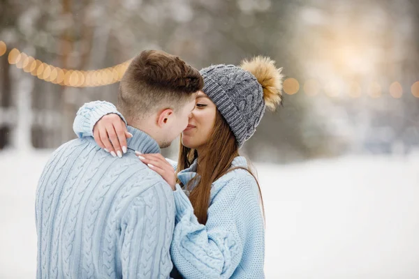 Amour Couple Baiser Dans Parc Hiver Plein Air Vêtements Chauds — Photo