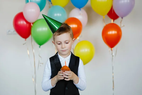 Хлопчик Кепці Вибухає Свічка День Народження Торт — стокове фото