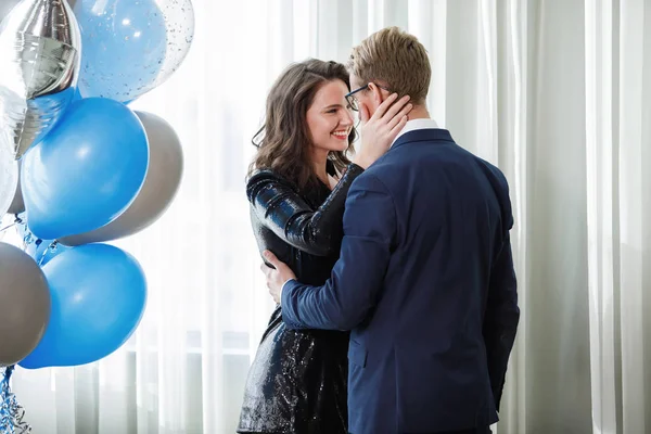 Man Geeft Een Boeket Bloemen Aan Een Meisje Binnen Vakantie — Stockfoto