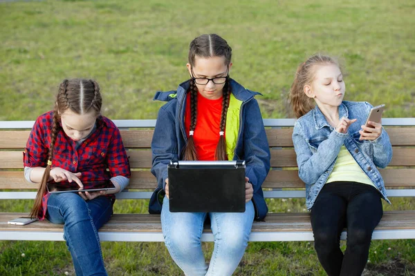 Τρεις Έφηβος Κορίτσι Smartphone Και Tablet Κάθεται Ένα Παγκάκι Ένα — Φωτογραφία Αρχείου