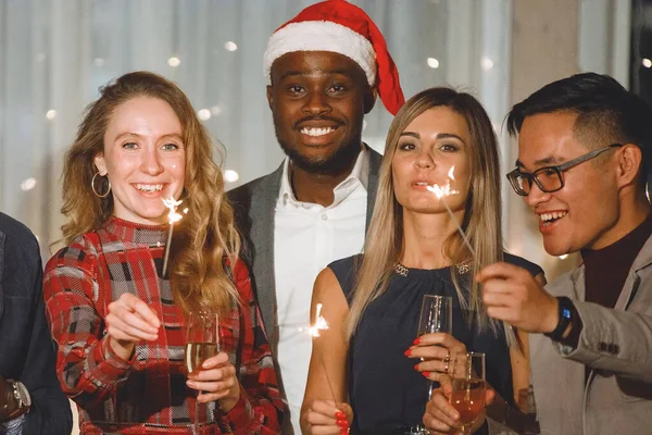 Groep Multi Etnische Mensen Staan Met Een Glas Champagne Sterretjes — Stockfoto