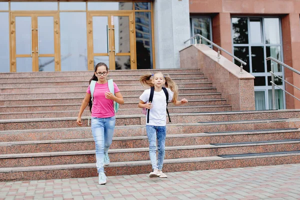 Deux Écolières Avec Des Sacs Dos Montent École Après Les — Photo