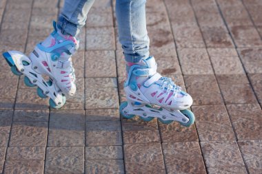 Çocuk ayaklarında patenler. Yakın plan. Açık hava..