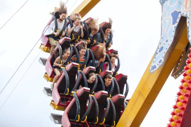 Rusya, Chelyabinsk-Jule.3.2019. Bir grup insan parkta lunapark treninde salıncakta sallanıyor. Duygusal patlama, düşme korkusu, yüksek hızda şok..