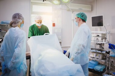 Cerrahlar ve anestezi uzmanı bir sağlık kliniğindeki ameliyathanede..
