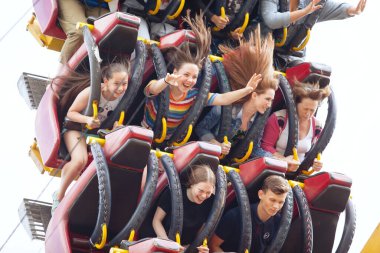 Rusya, Chelyabinsk-Jule.3.2019. Bir grup insan parkta lunapark treninde salıncakta sallanıyor. Duygusal patlama, düşme korkusu, yüksek hızda şok..