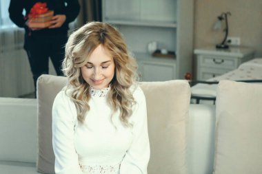 Erkek kadına romantik bir hediye kutusu sunar. Doğum Günü Kutlaması Konsepti, Yeni Evli, Sevgililer Günü.