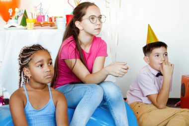 Bir grup çokuluslu çocuk doğum günü kutlaması yapıyorlar. Toplar, şapkalar, şekerler... Performansına dikkatlice bakın..