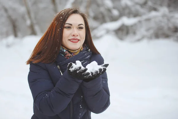 Mladá Hezká Žena Modré Šále Bundě Dlouhými Vlasy Drží Sníh — Stock fotografie