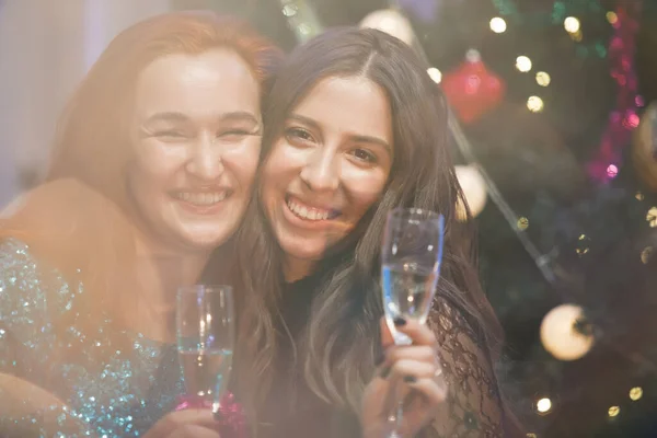 Mooie Vrouwen Die Plezier Hebben Met Een Glas Champagne Bij — Stockfoto