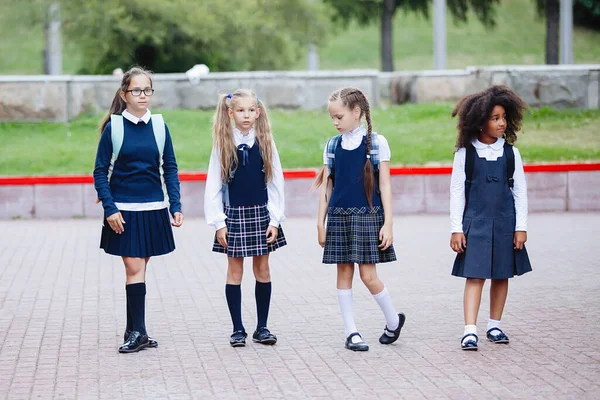 身穿制服 背着背包的学生上学 — 图库照片