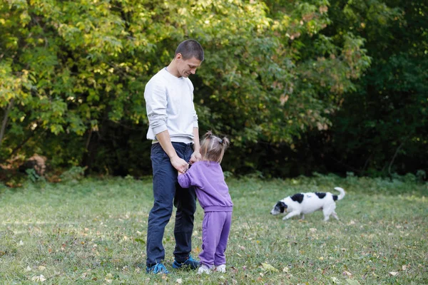 Apa Lánya Kutyával Érezzék Jól Magukat Nyári Parkban — Stock Fotó