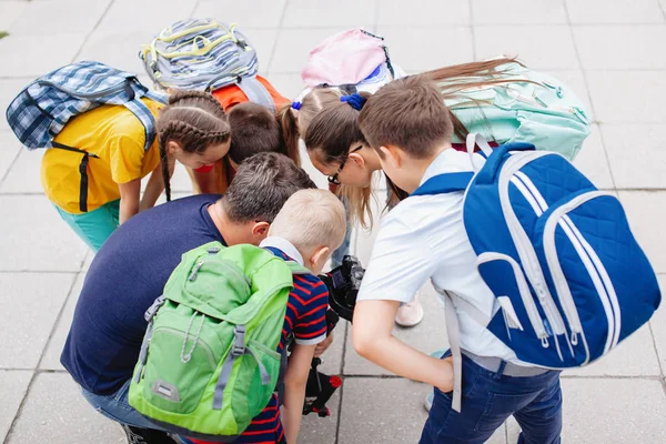 Grupo Adolescentes Apoiado Círculo Roupas Multicoloridas Mochilas — Fotografia de Stock