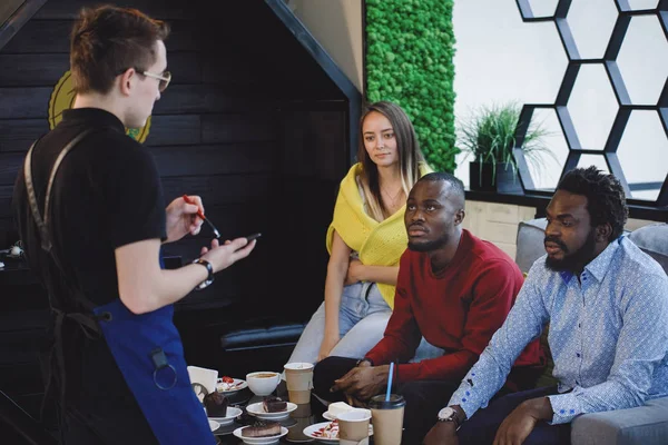 Grupo Amigos Multinacionales Hacen Pedido Camarero Café Restaurante Enfoque Seleccionado —  Fotos de Stock