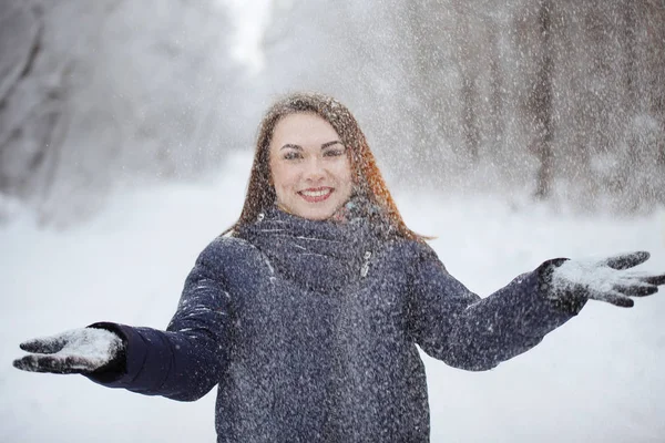 Mladá Hezká Žena Modré Šále Bundě Dlouhými Vlasy Vyhazuje Sněhové — Stock fotografie