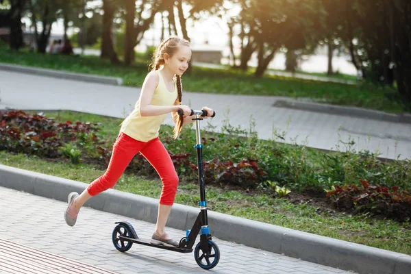 Tini Lány Rohan Egy Robogóval Járdán Nyári Parkban Boldog Gyermekkort — Stock Fotó