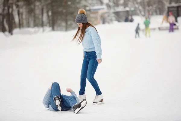 Queda Homem Durante Treinamento Patinação Gelo Pista Inverno — Fotografia de Stock