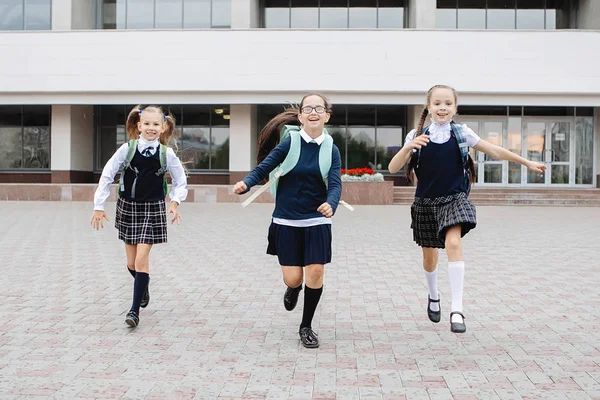 Tres Escolares Uniforme Huyendo Alegre Alegremente Escuela — Foto de Stock
